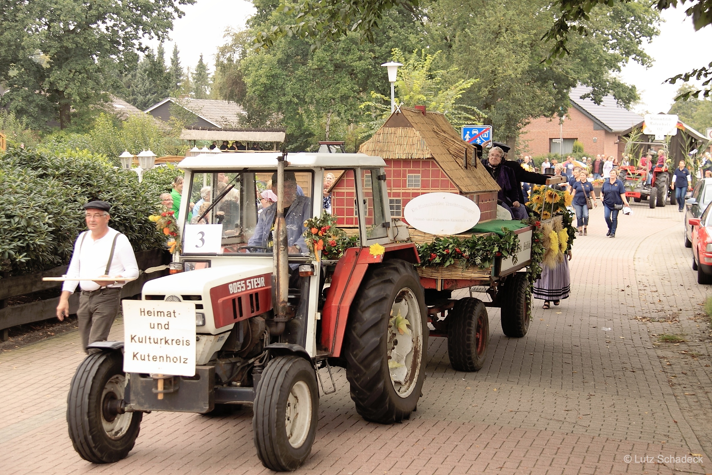 Wagen vom Heimat- und Kulturkreis Kutenholz beim Ernteumzug 2015