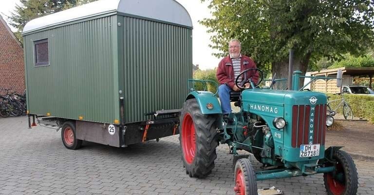 Christian Seevers mit seinem Hanomag-Trecker und Wohnwagen