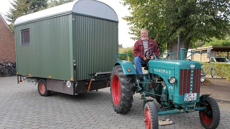 Christian Seevers mit seinem Hanomag-Trecker und Wohnwagen